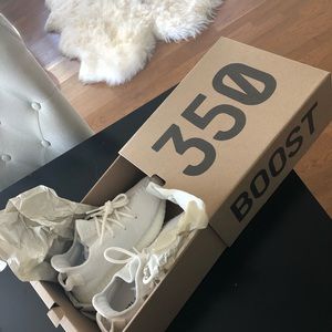Adidas Yeezy Boost 350 V2- white size 5